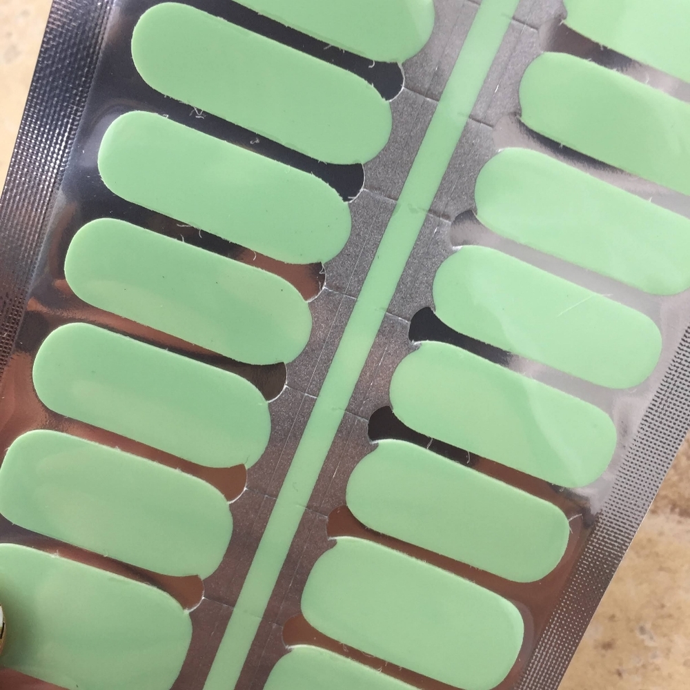 ⭐️💰5 for $20 Nail Wrap - Reef Green